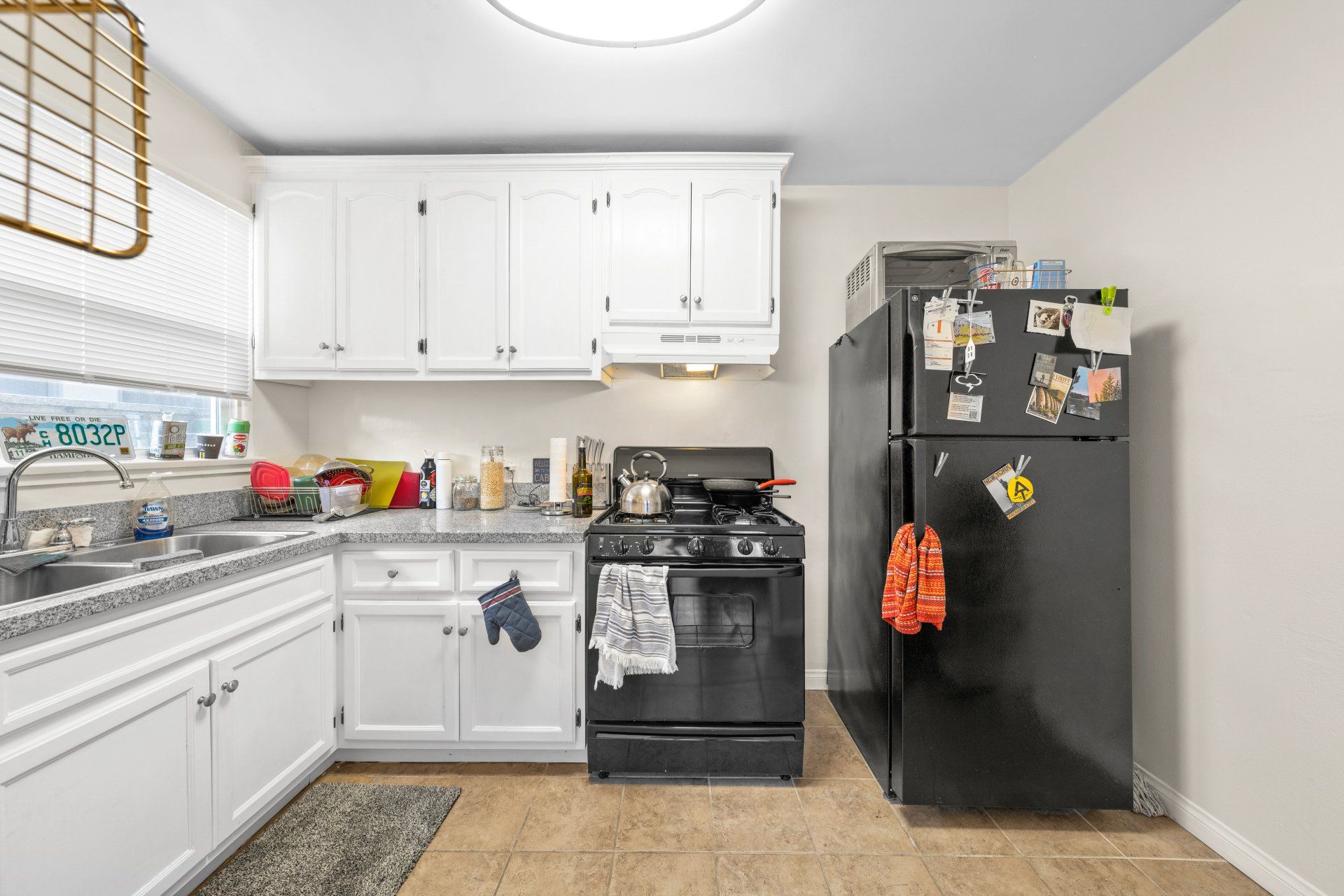 410 California Ave Kitchen with Black Appliances