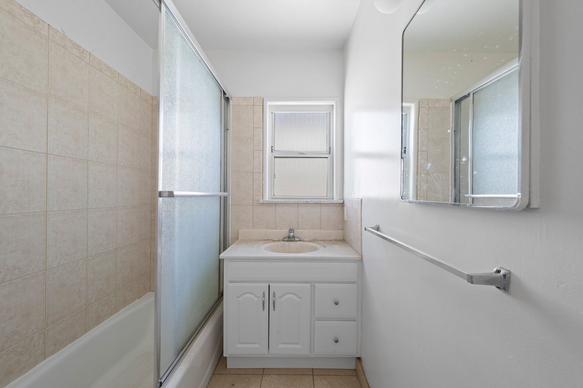 410 California Ave Bathroom with Sink