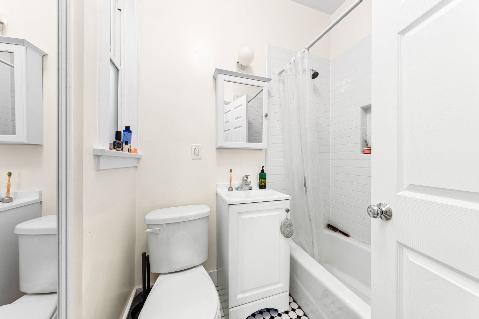 4440 Burns Ave Apartment Bathroom