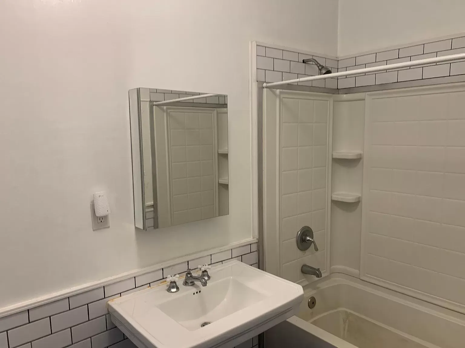 816-818 N Lafayette E Park Bathroom