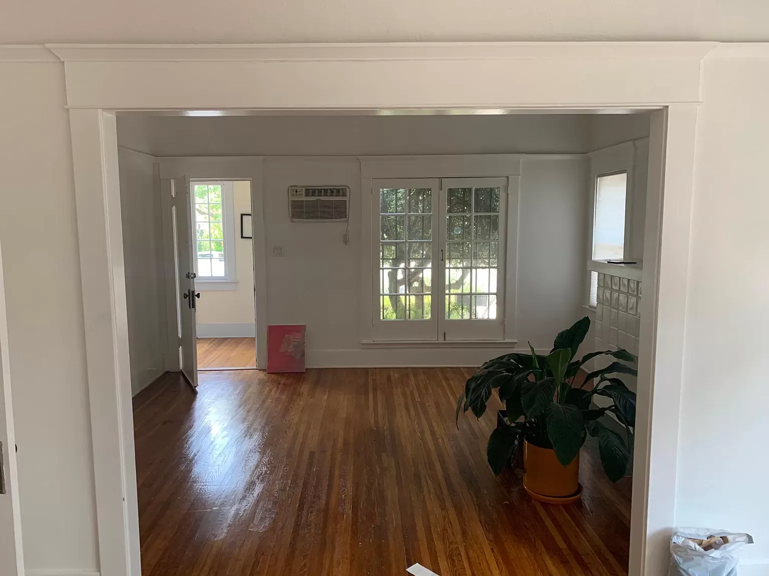 816-818 N Lafayette E Park Entrance Room