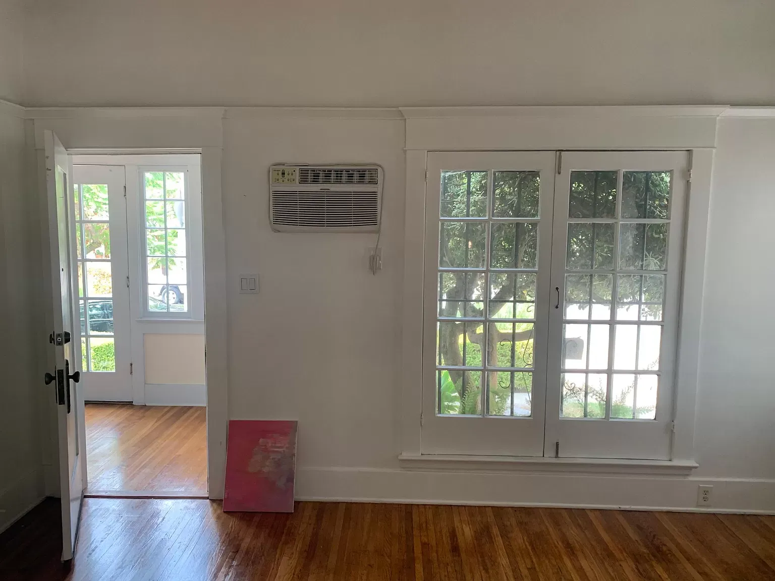 816-818 N Lafayette E Park Living Room with Large Window