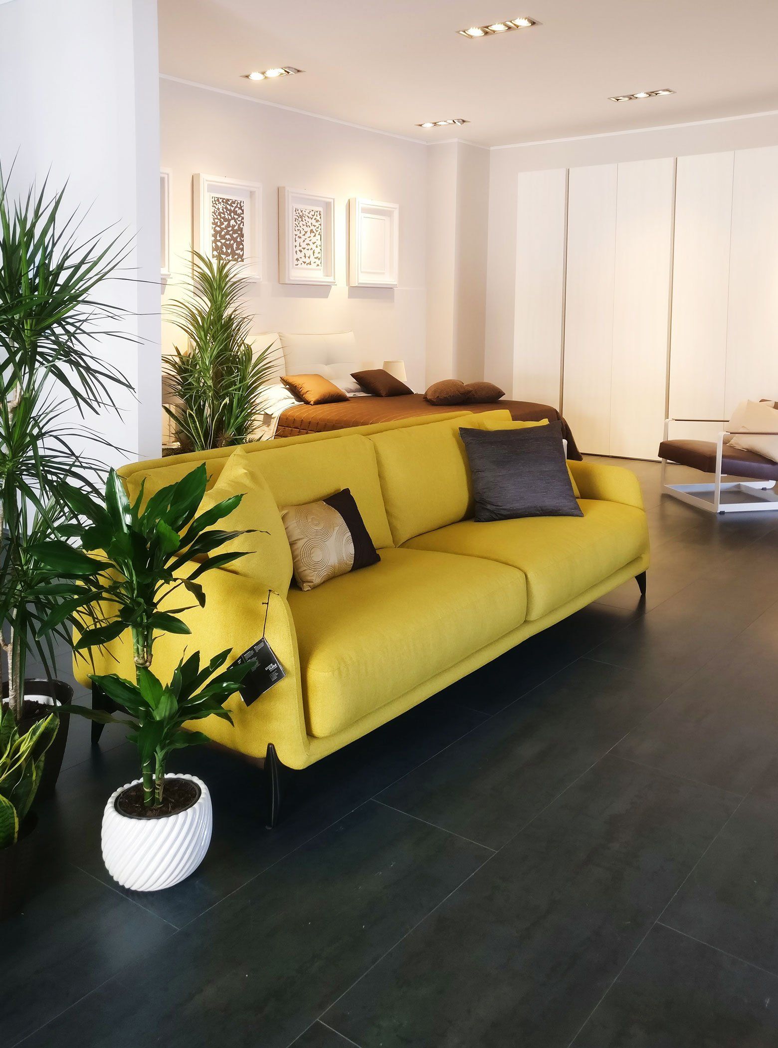 Soggiorno con letto giallo