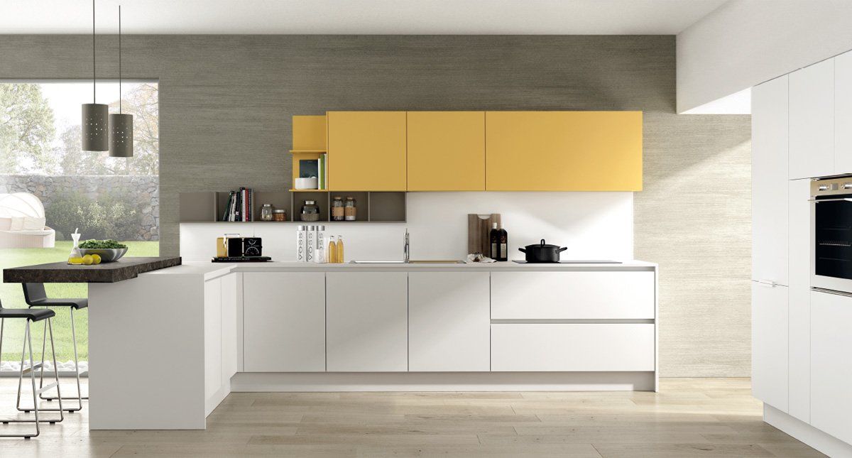 cucina bianca con tocchi gialli eleganti