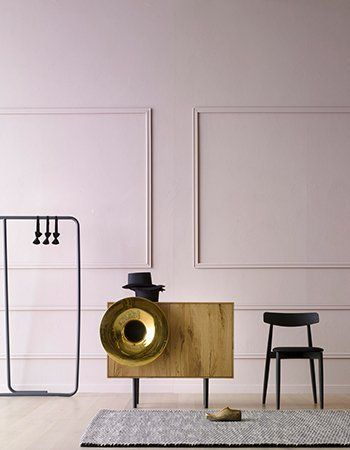 Mobile piccolo con il bottone dorato