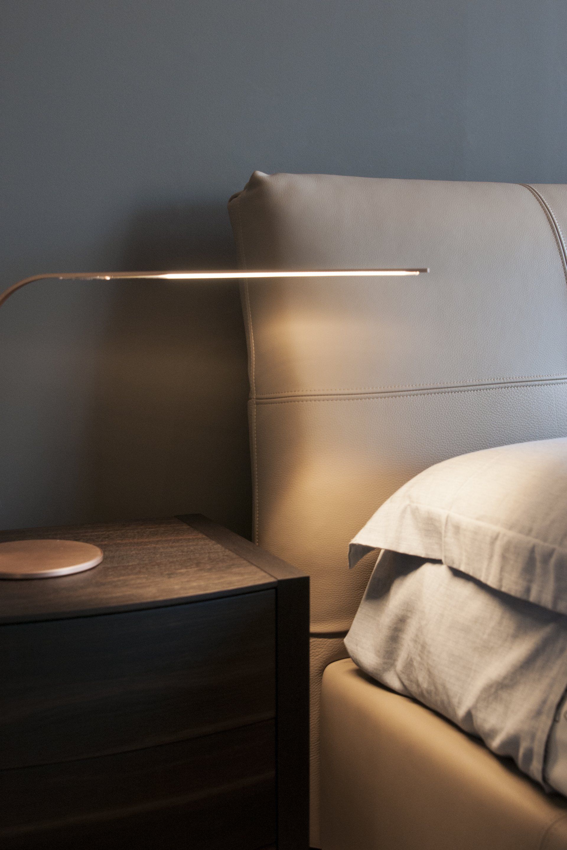 Dettaglio comodino con letto matrimoniale