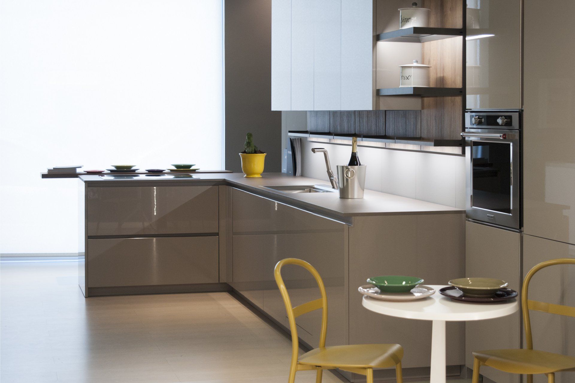 Cucina con tavolo e sedie