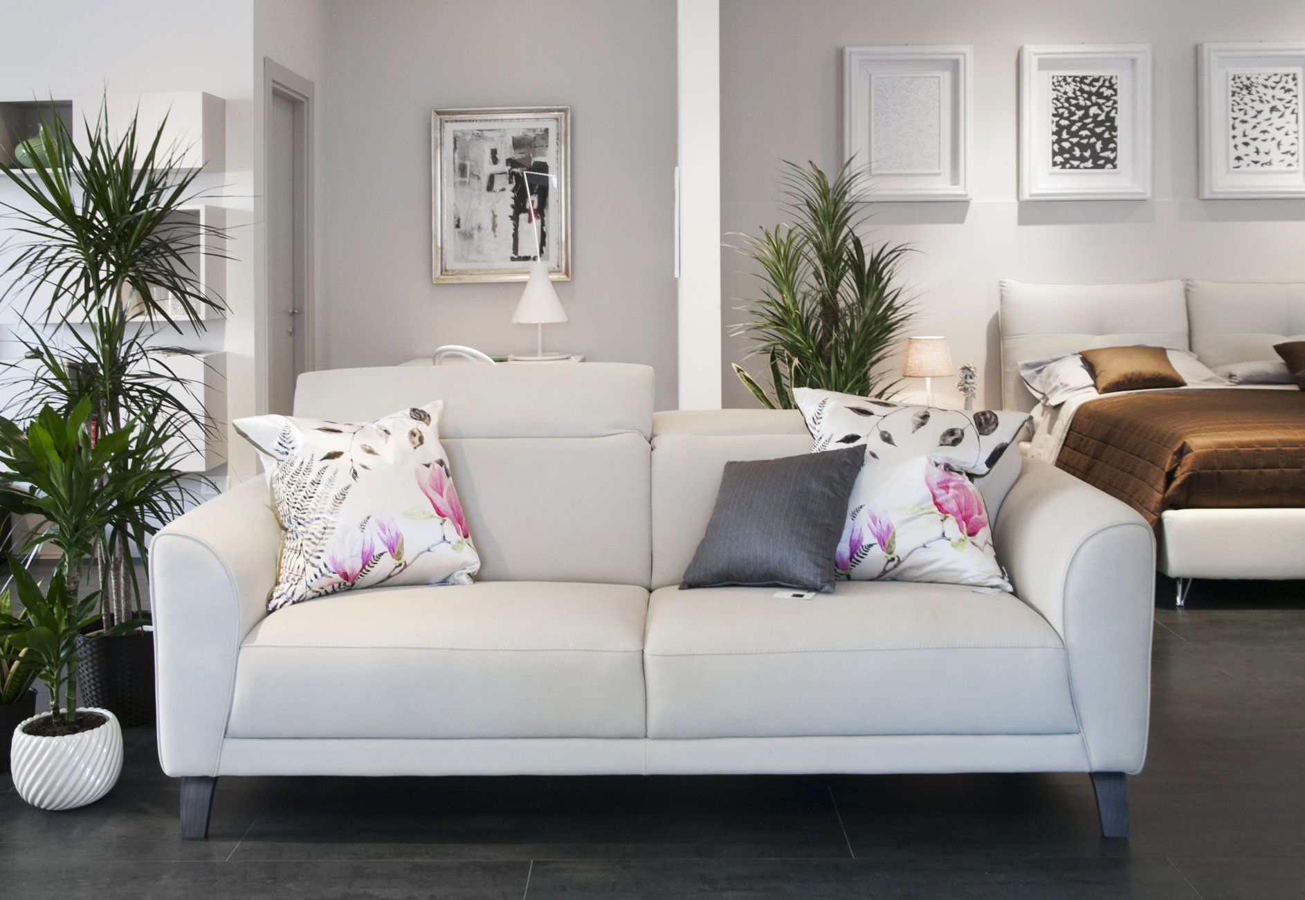 Divano chiaro con cuscini colorati