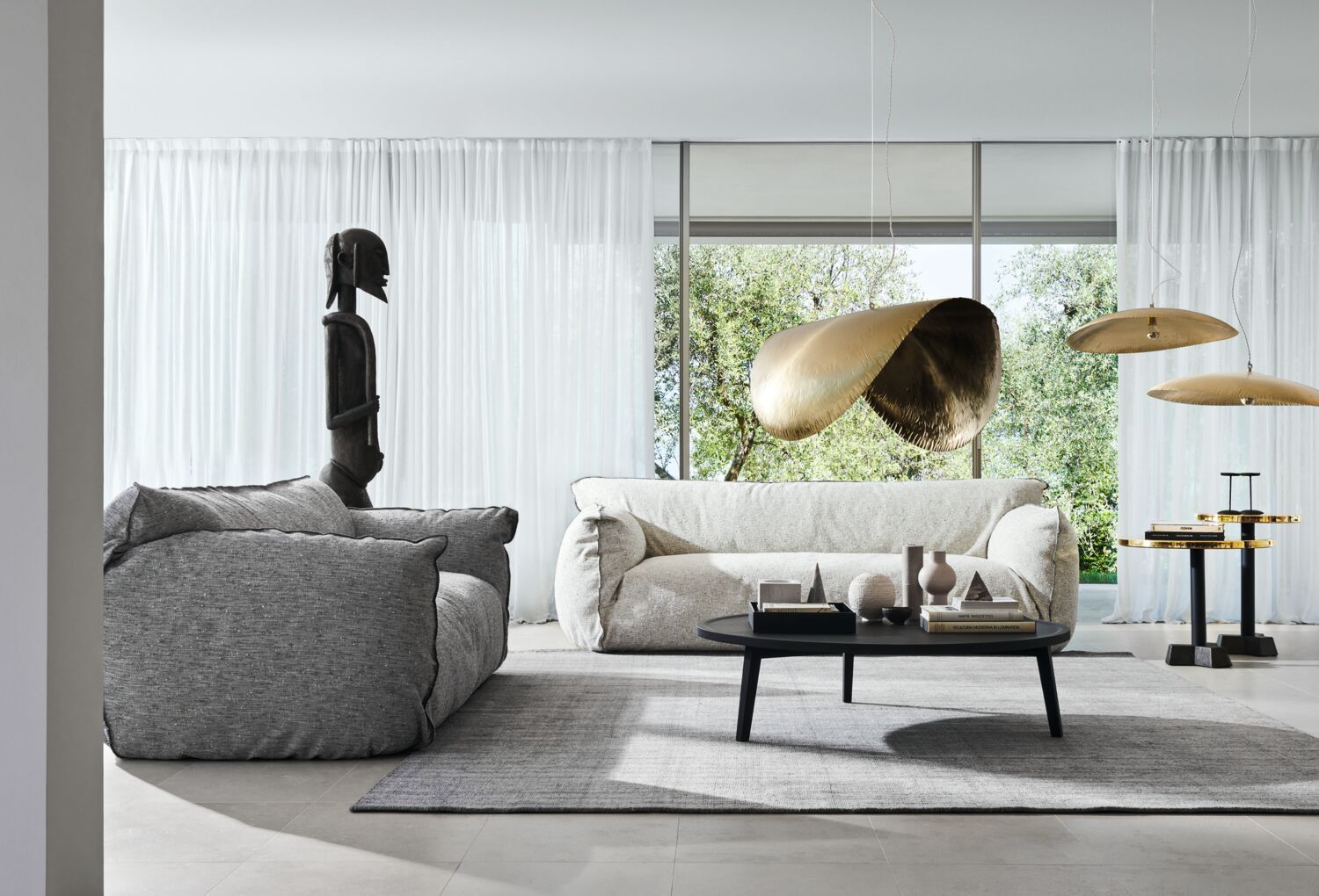 Gervasoni, soggiorno moderno con divani in tessuto chiaro