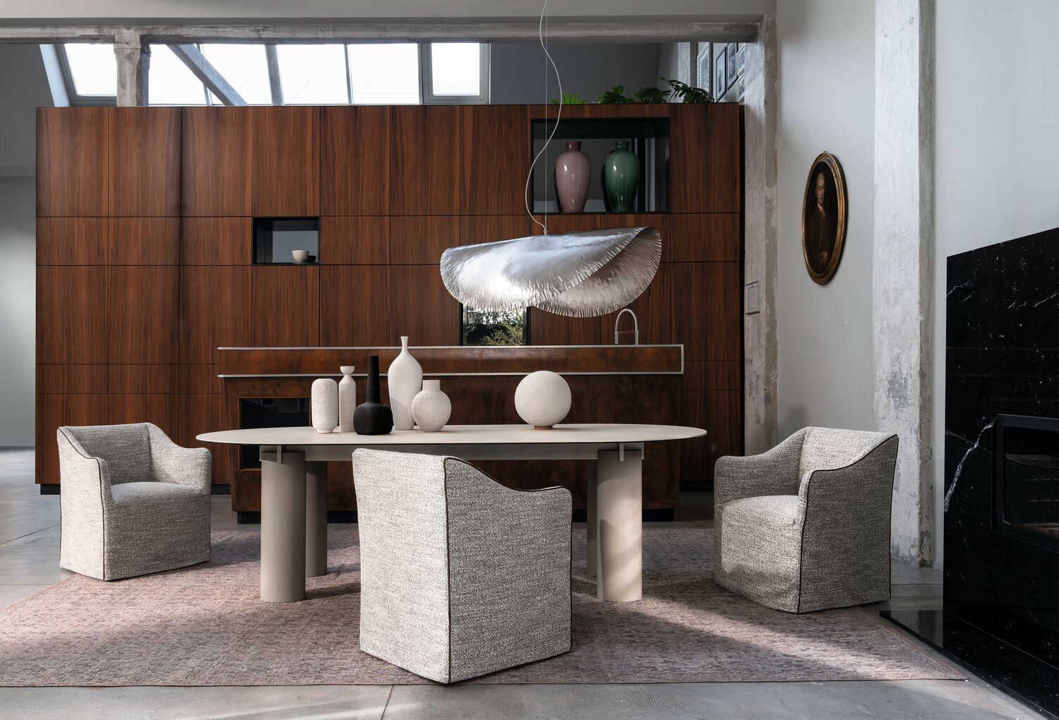 Tavolo moderno con sedie in tessuto