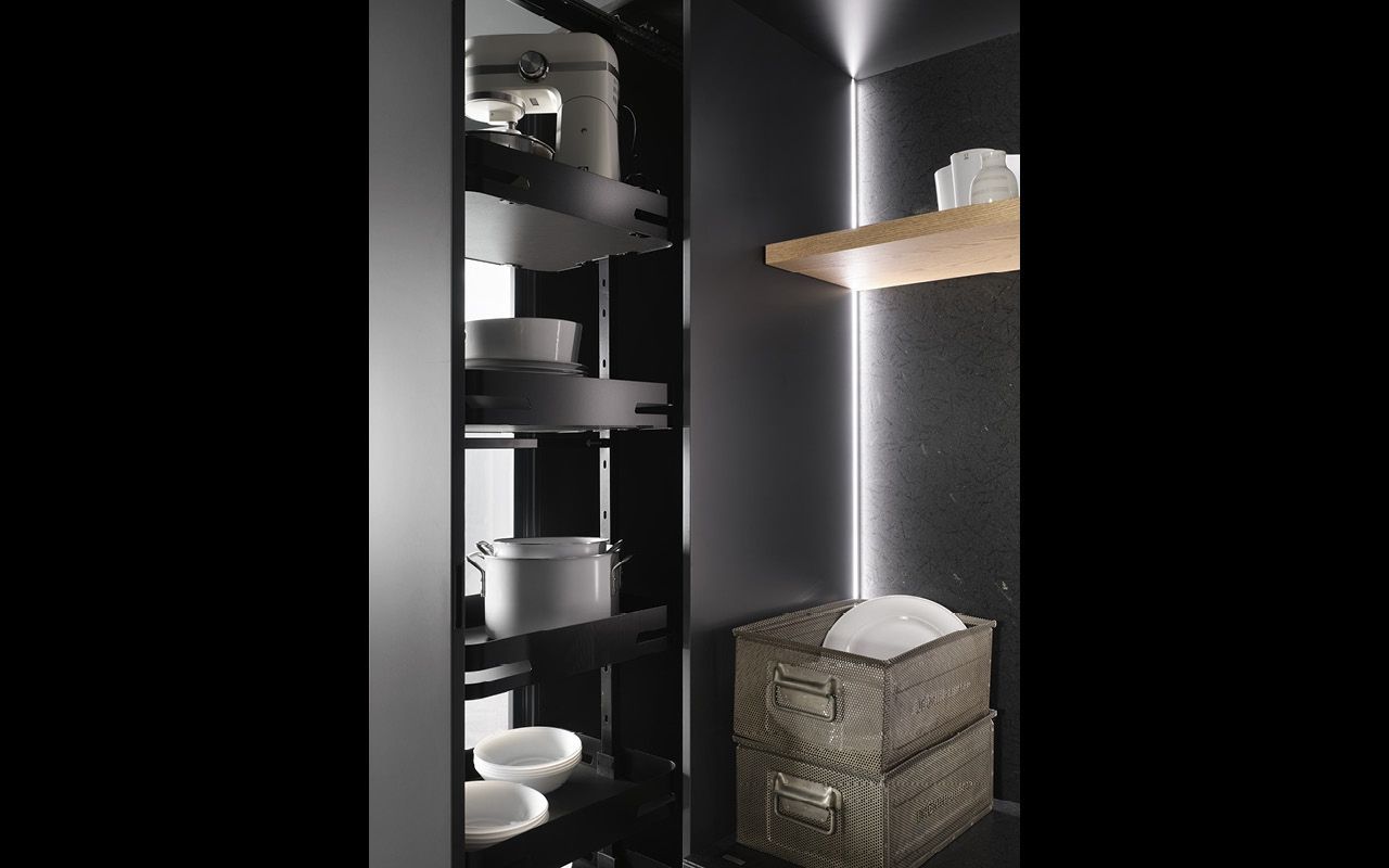 Maistri cucina con ripiani a vista