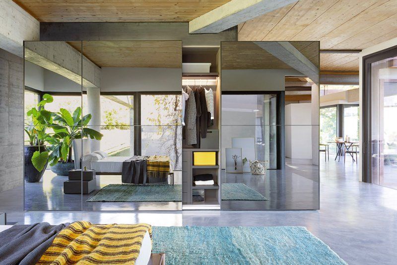 Camera da letto con armadio a specchio