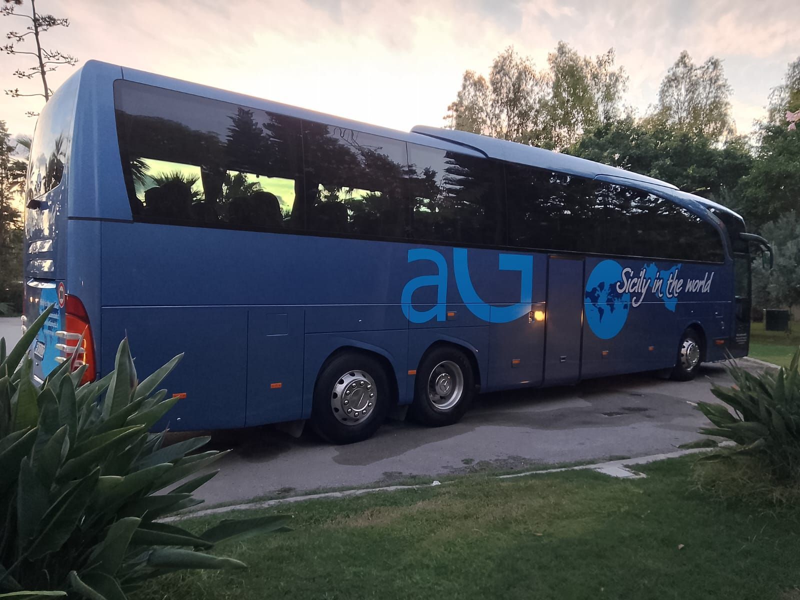 Un autobus è parcheggiato sul ciglio della strada di fronte a un edificio.