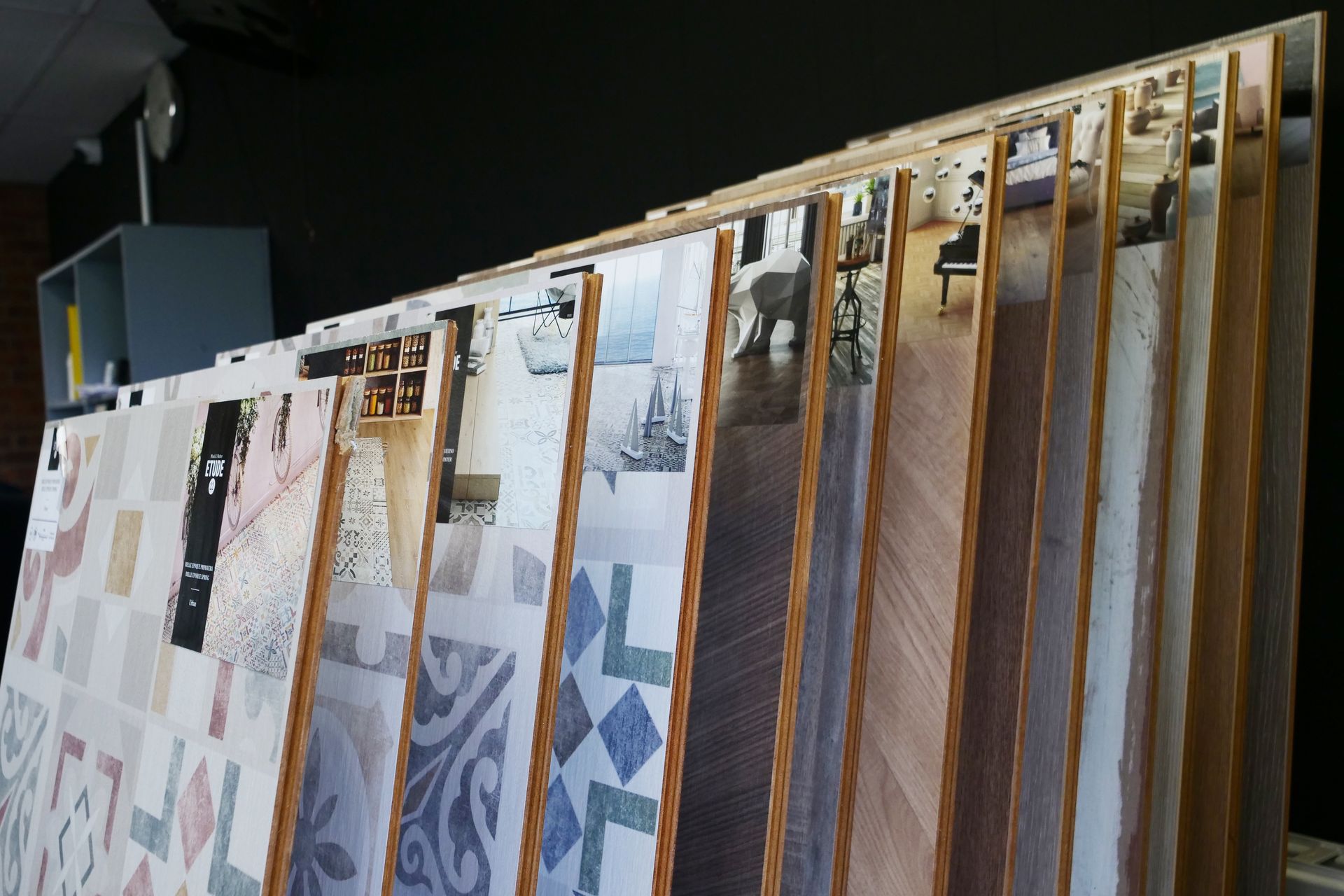 A bunch of tiles are stacked on top of each other on a rack