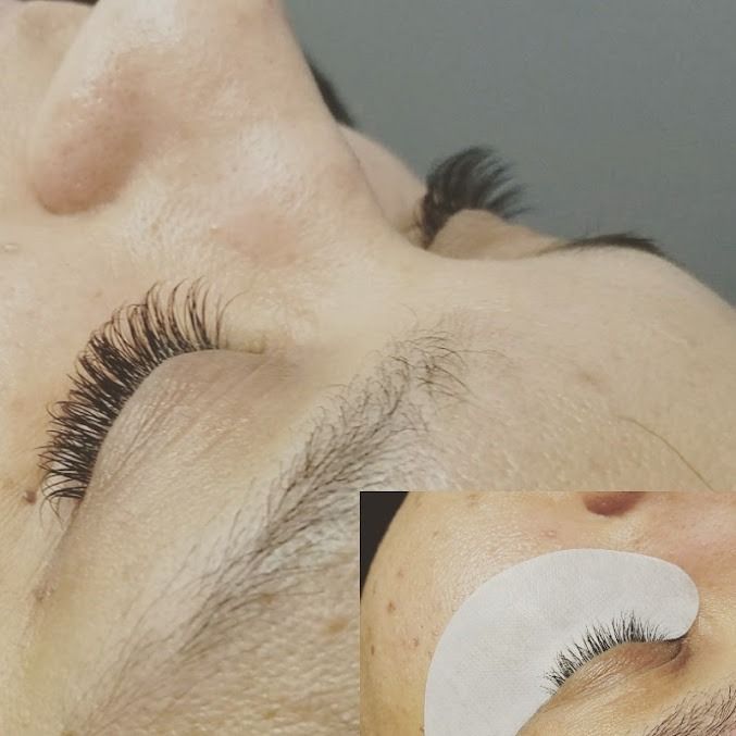 Close-up of a person's eye with extended eyelashes. A lower inset shows the lashes with a pad applied.