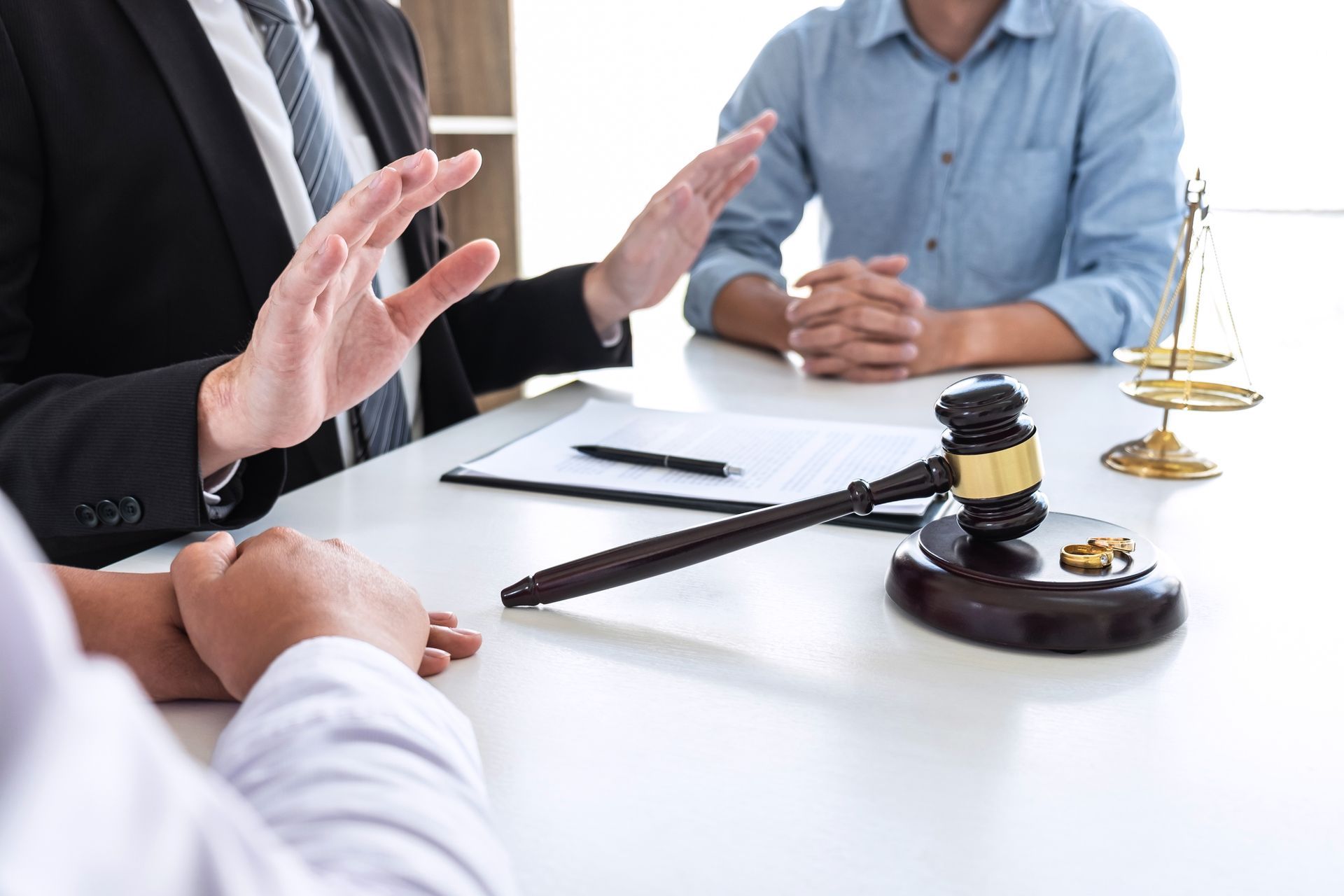 Experienced family law lawyer guiding a couple through their divorce process.