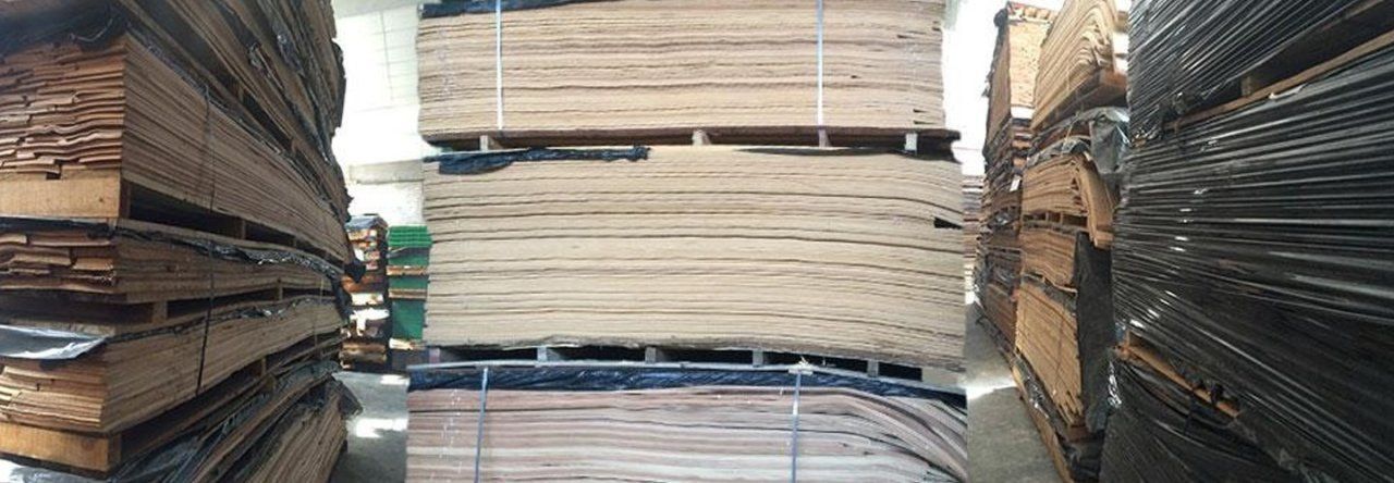 pila con fogli di legno