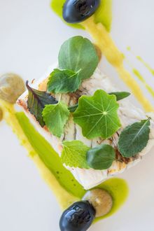 Un primo piano di un piatto di cibo con verdure su un tavolo.