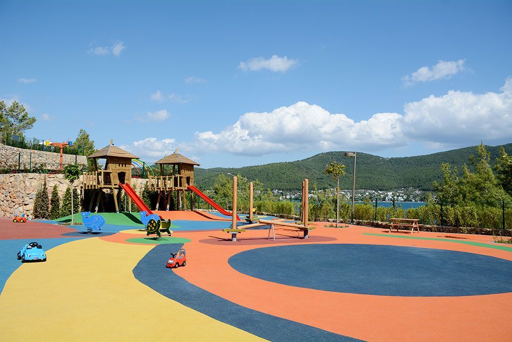 Pareizi izveidots un daudzveidīgs rotaļu laukuma aprīkojums veicina bērnu fizisko un garīgo attīstību.