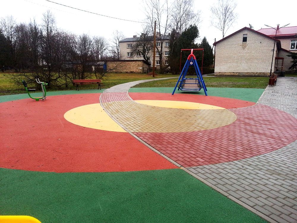 Pareizi izveidots un daudzveidīgs rotaļu laukuma aprīkojums veicina bērnu fizisko un garīgo attīstību.