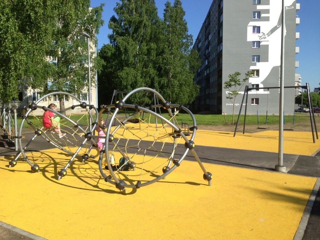 Pareizi izveidots un daudzveidīgs rotaļu laukuma aprīkojums veicina bērnu fizisko un garīgo attīstību.