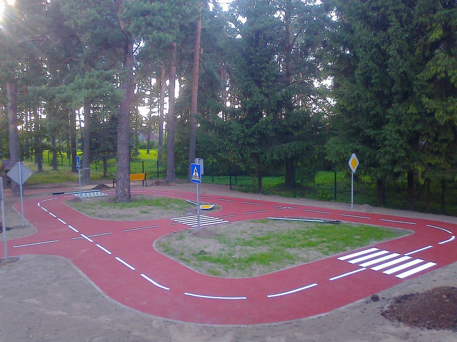 Pareizi izveidots un daudzveidīgs rotaļu laukuma aprīkojums veicina bērnu fizisko un garīgo attīstību.