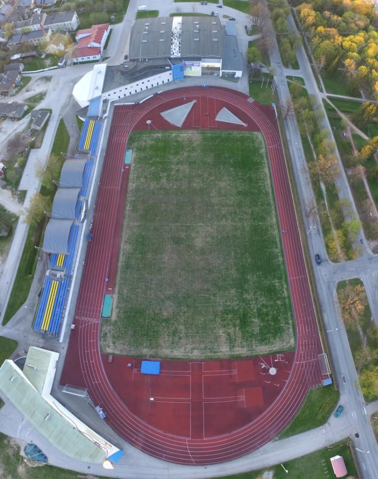 Pirms stadiona seguma atjaunošanas stadionā Rakverē Igaunijā.