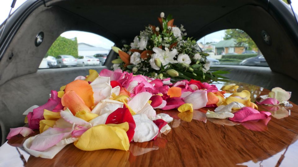 cassa funebre con decorazione floreale