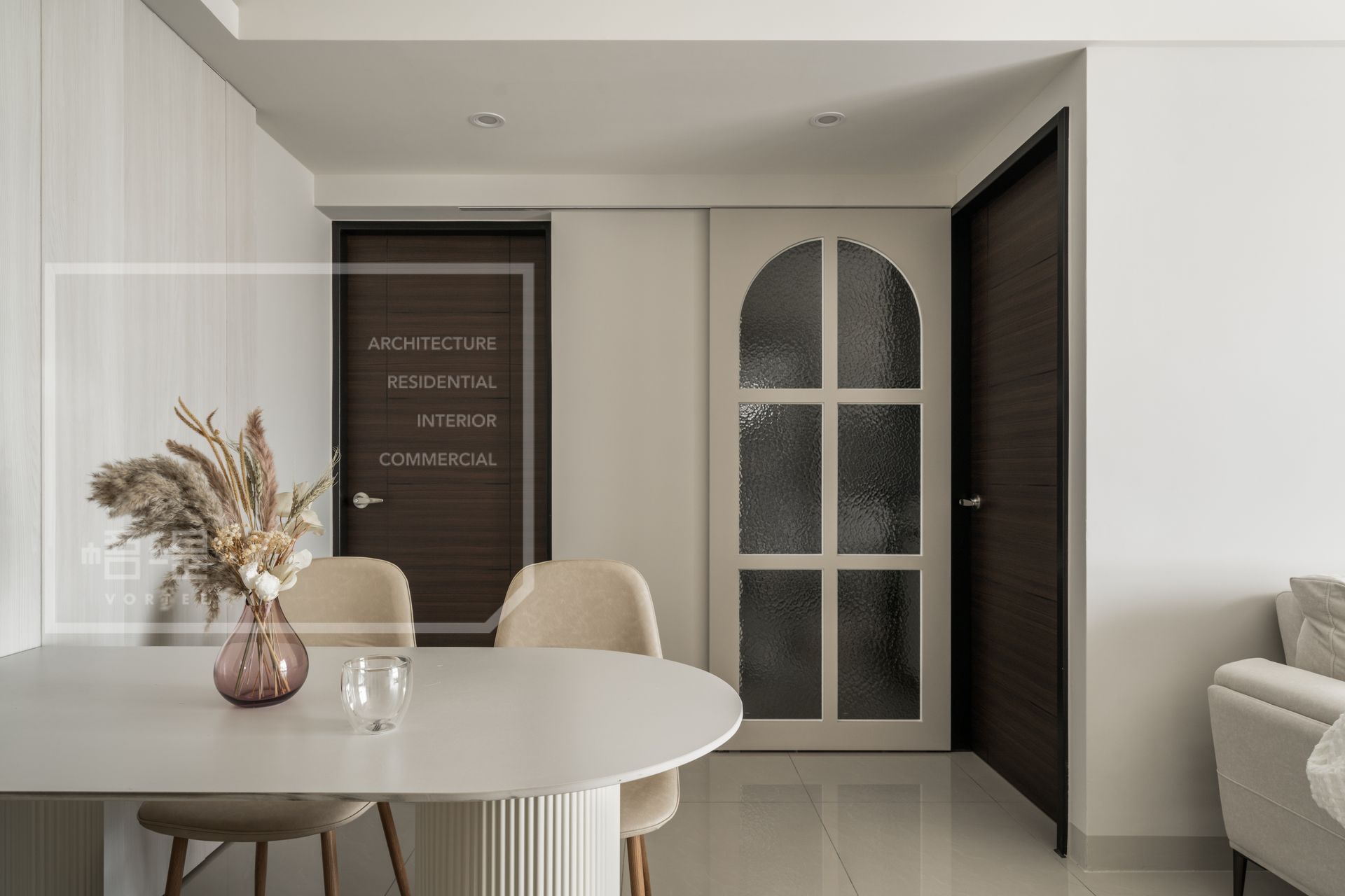 6大熱門裝潢風格全解析：打造理想居家設計的靈感來源台南小坪數室內設計案例：梧堤設計運用拱門元素與跳色門片，打造獨特居家風格