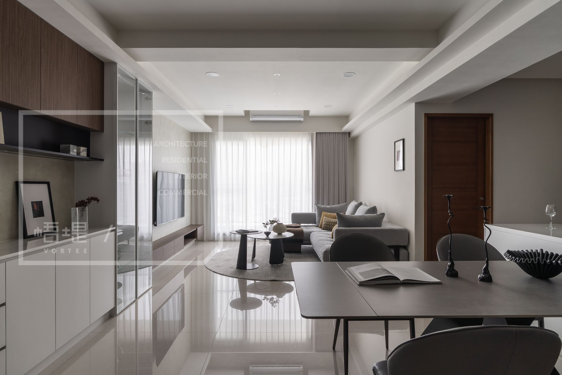 小坪數客廳餐廳合一設計，利用半高電視牆與中島區隔空間，結合木質與白色調的開放式LDK格局