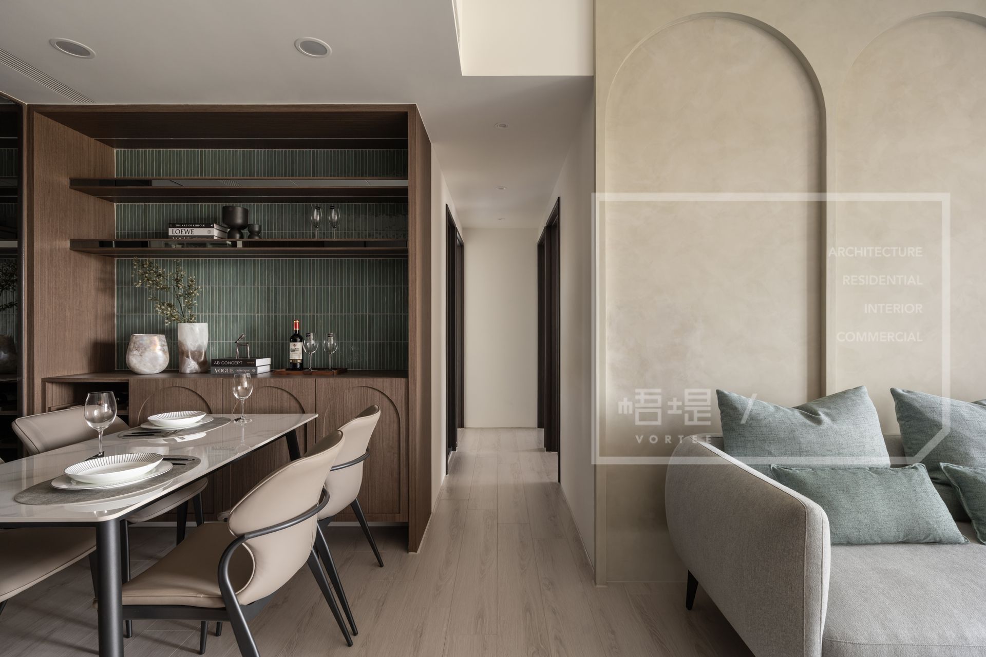 解決夫妻裝修風格衝突的設計案例：將復古綠磁磚展示櫃與現代特殊塗料拱門牆完美融合，打造和諧的開放式客餐廳。