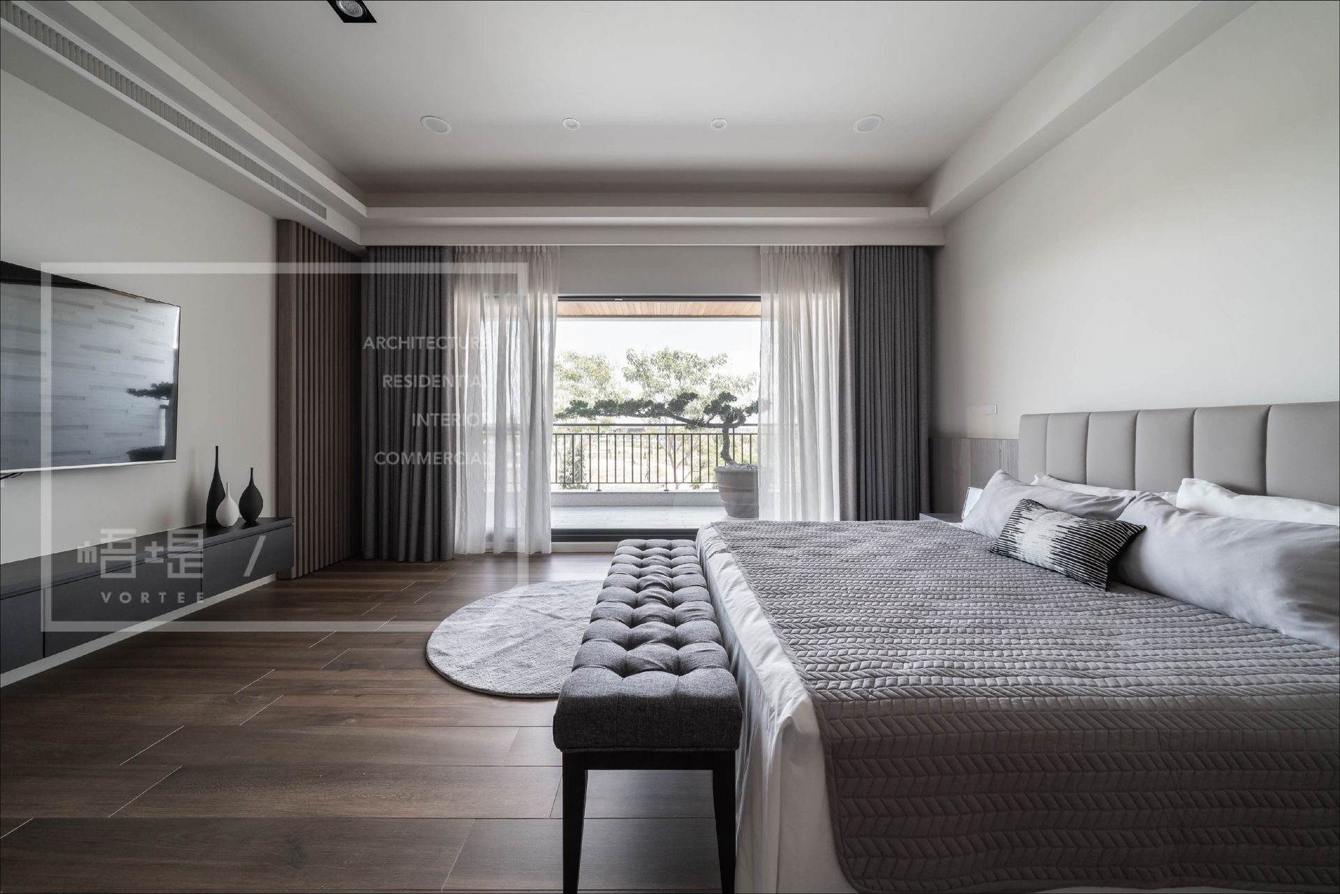 現代風主臥室設計：沈穩灰階配色搭配溫潤木地板與大面落地窗，營造飯店級的舒適休憩氛圍。