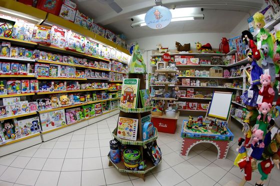negozio di giocattoli dall'interno con i pupazzi di maiale, bianca neve e altre favole