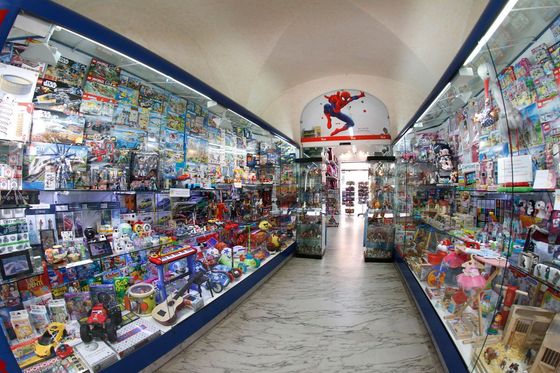 negozio di giocattoli dall'interno e lo spiderman sul soffitto