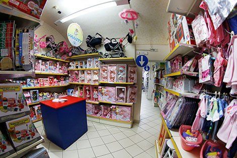 negozio di giocattoli dall'interno con le bambole e altri giocattoli rosa