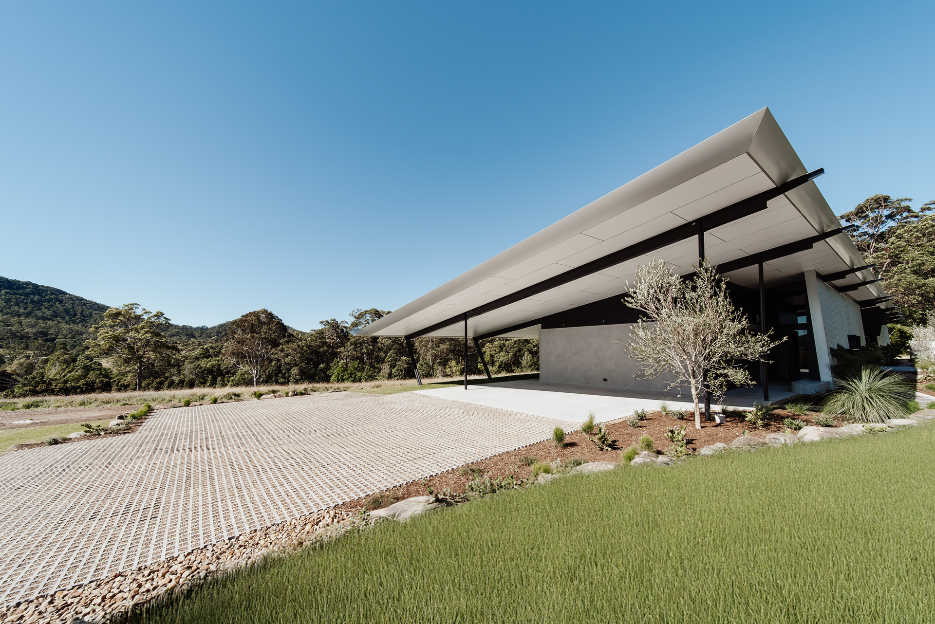 Modern, Single-story House With a Long, Angled Roof and Gravel Driveway — ATH Projects in Eerwah Vale, QLD