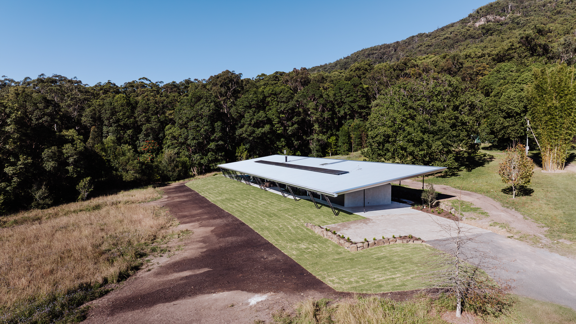 Modern Flat-roofed House on a Grassy Hill — ATH Projects in Eerwah Vale, QLD