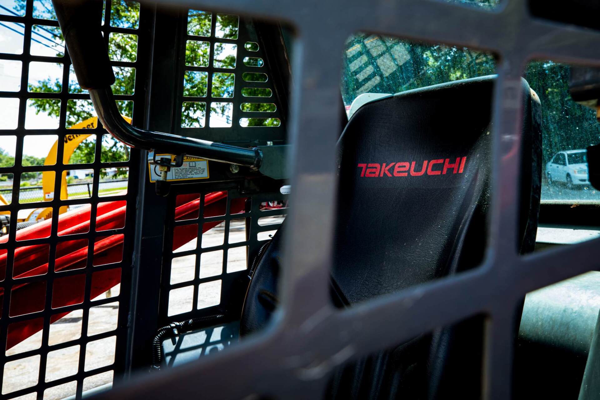 The back seat of a tractor has the word rakuchi on it