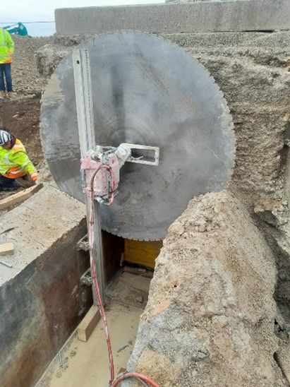 Eine große industrielle Kreissäge, die auf einer vertikalen Schiene montiert ist