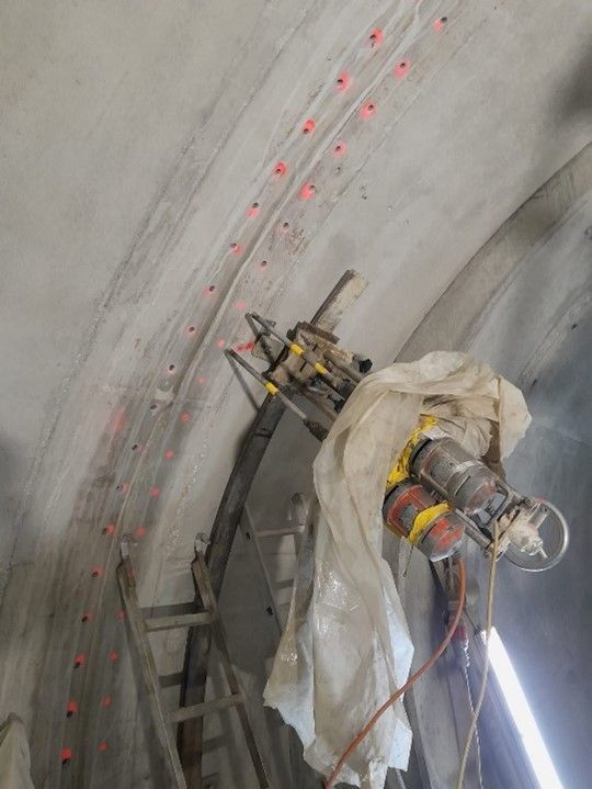 Eine Drahtsägemaschine schneidet durch eine gebogene Betondecke