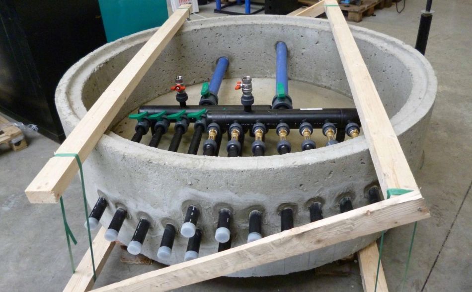 Eine Wartungskammer aus Beton mit einem internen Verteilersystem