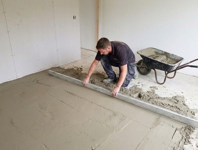 Flooring Nottingham applying traditional screed to a floor in Nottingham