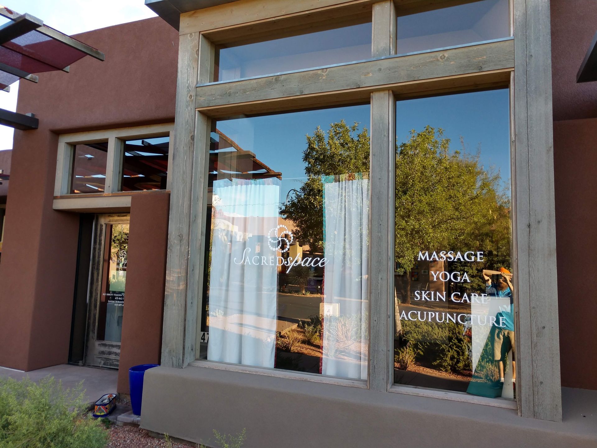 A building with a window that says massage on it