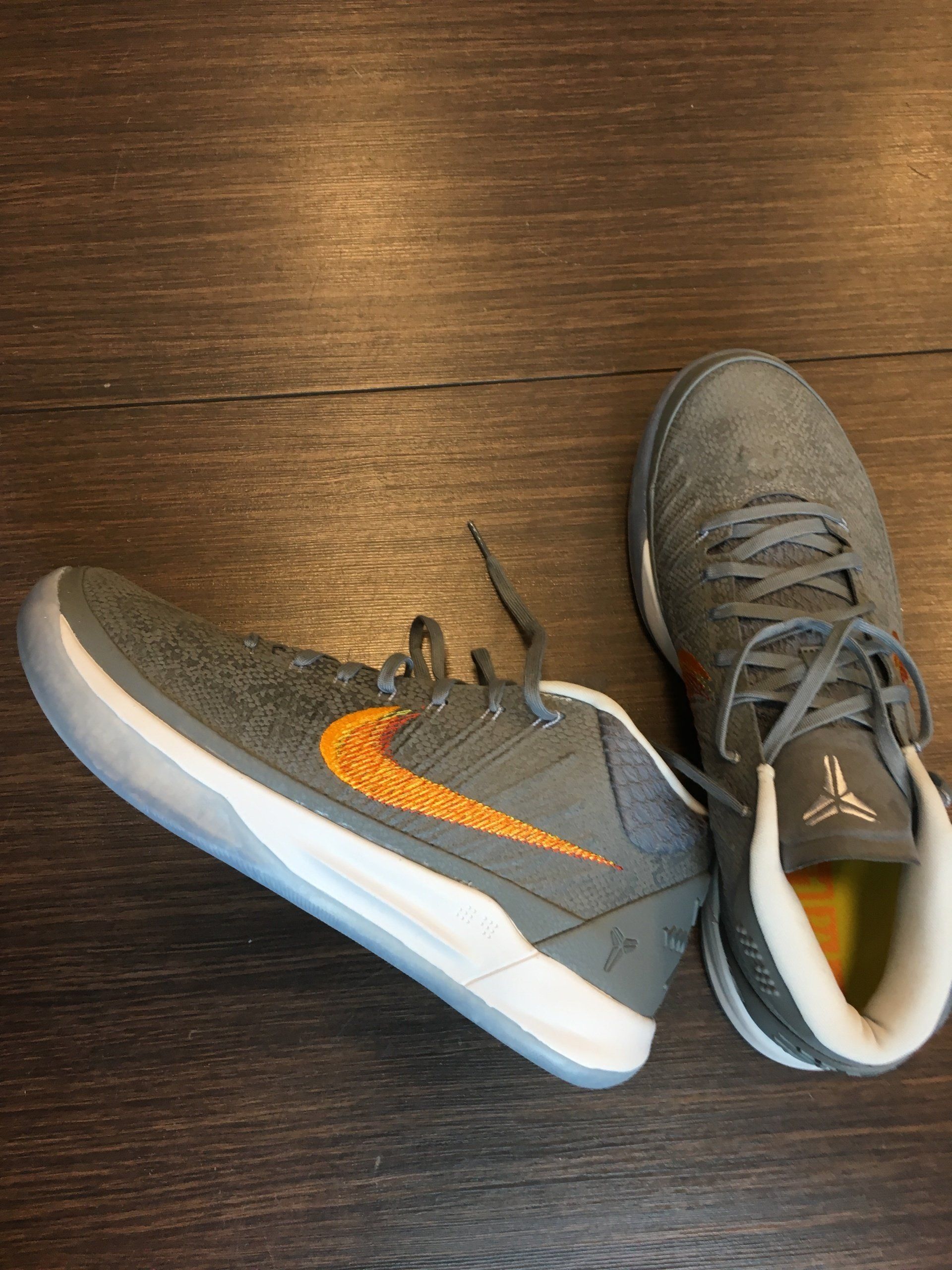 Paire de chaussures Nike grises