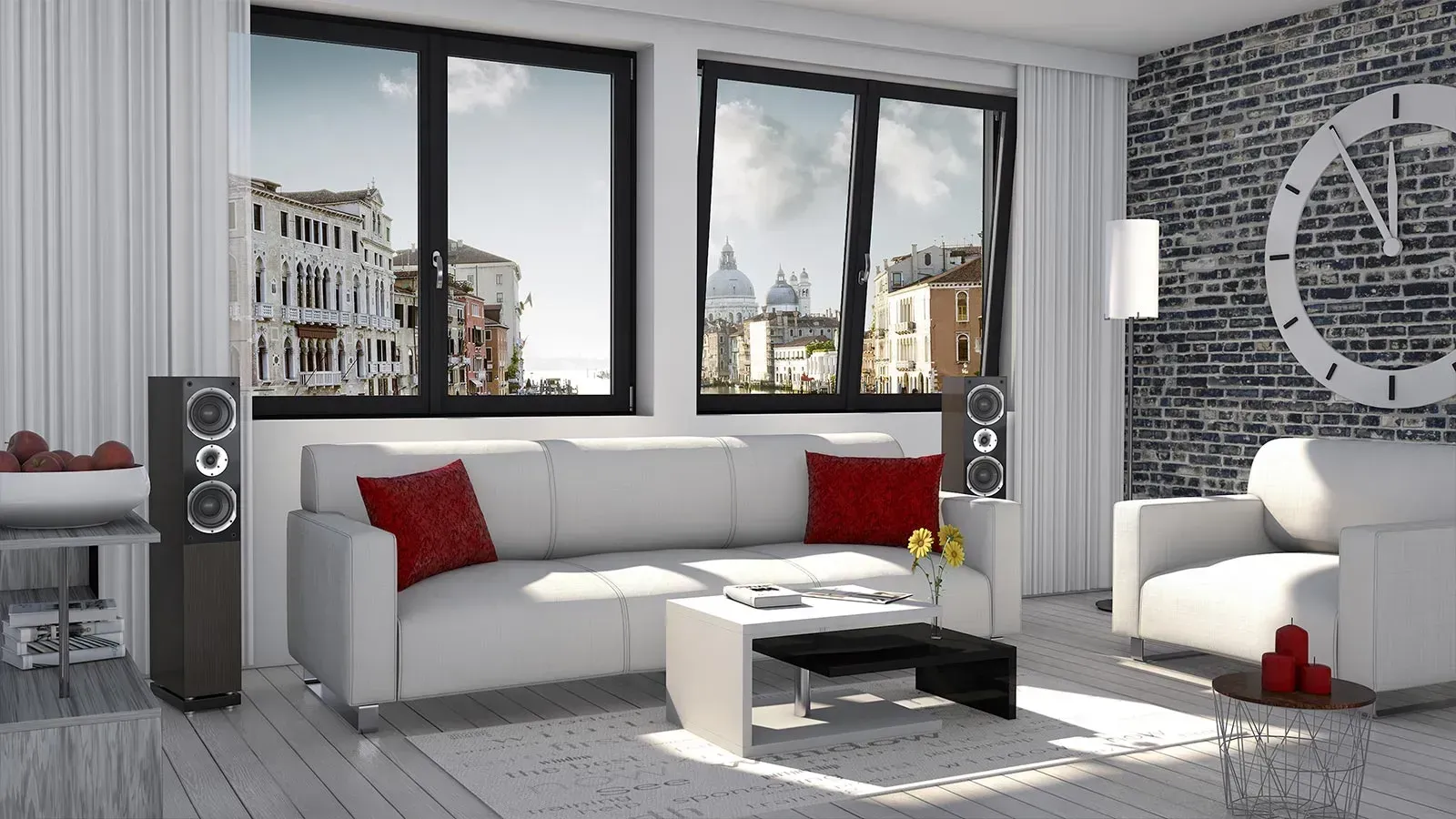 Moderno soggiorno bianco con dettagli rossi, ampie finestre con vista sulla città e una parete in mattoni con un orologio.