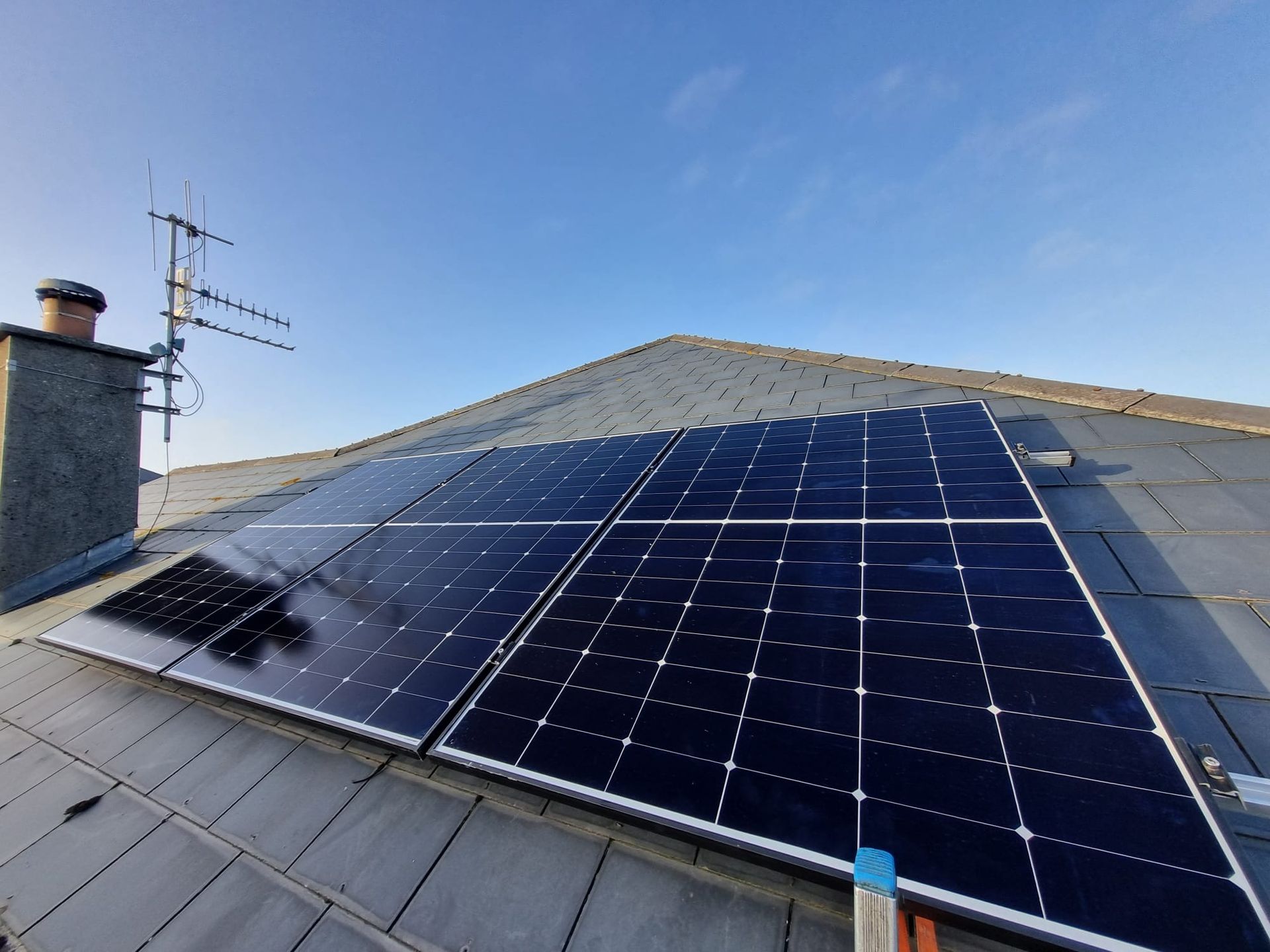 A bunch of solar panels are sitting on top of a roof