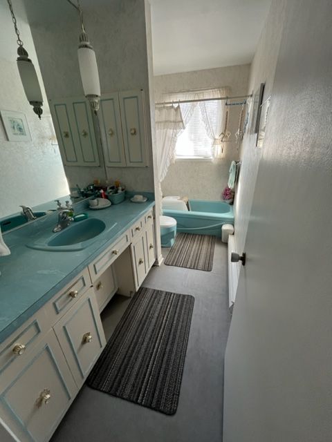 Une salle de bain avec deux lavabos et une baignoire