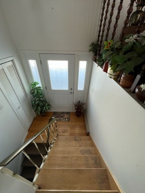 Une vue aérienne d'un escalier menant à une porte