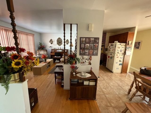 Un salon avec un escalier menant à la cuisine