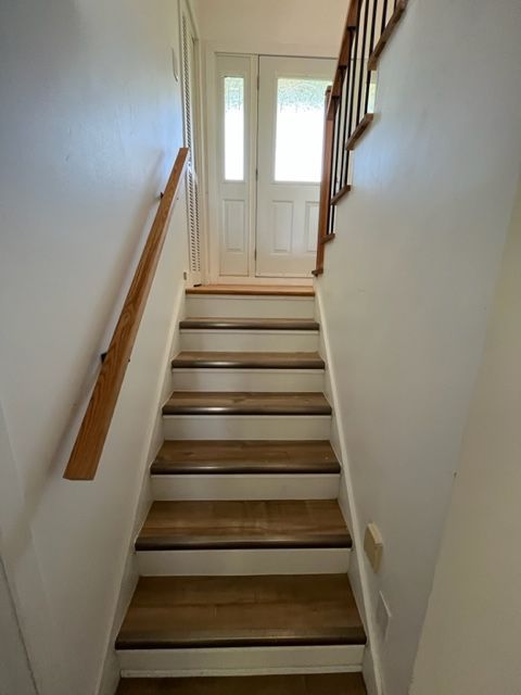 Un ensemble d'escaliers menant au deuxième étage d'une maison.